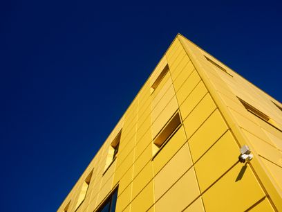 fachada amarilla